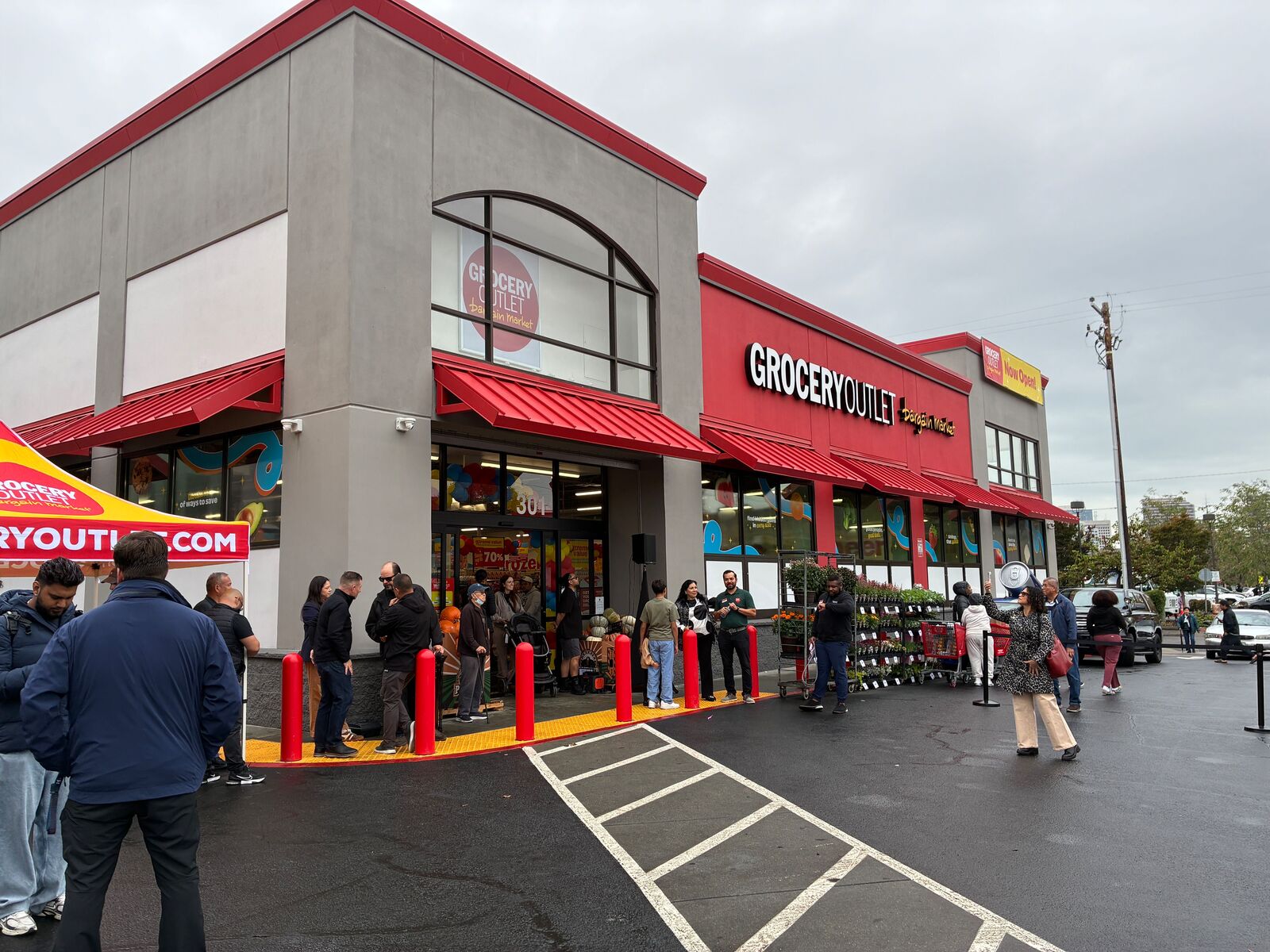 New Grocery Outlet opens in Oakland’s Eastlake neighborhood — The Oaklandside, Garland Business news